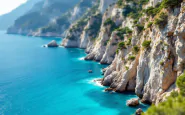 Panorama della Costiera Amalfitana con mare e montagne