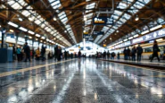 Passeggeri in attesa a una stazione ferroviaria italiana