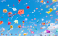 Aquiloni colorati volano nel cielo di Cervia durante il festival