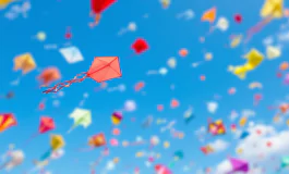 Aquiloni colorati volano nel cielo di Cervia durante il festival