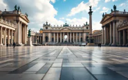 Folla in preghiera per papa Francesco in San Pietro