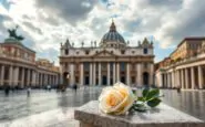 Folla in preghiera durante la visita di Papa Francesco