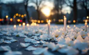 Cerimonia funebre del Papa con partecipanti in lutto
