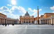 Folla radunata in Piazza San Pietro per i funerali di Papa Francesco