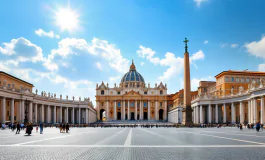 Folla radunata in Piazza San Pietro per i funerali di Papa Francesco