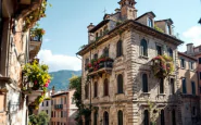 Immagine che rappresenta la giustizia in Italia con elementi di sarcasmo