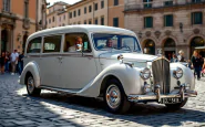 Il Papa saluta dalla papamobile durante il suo ultimo viaggio