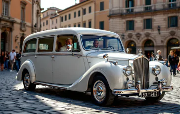 Il Papa saluta dalla papamobile durante il suo ultimo viaggio