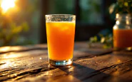 Nonna Maria Dolores sorseggia un'aranciata fresca