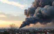 Immagine di un incendio a Caivano con misure di sicurezza