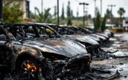 Indagini sull'incendio di una concessionaria Tesla a Roma