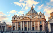 Fedeli in preghiera dopo la morte di Papa Francesco