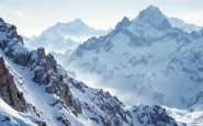 Panorama invernale della Marmolada con neve e vento