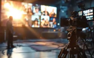 Logo Mediaset con riferimento a Papa Francesco