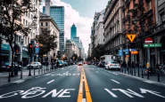 Ciclisti in movimento su una strada di Milano