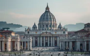 Papa Francesco riflette nella basilica di San Pietro