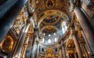 Papa Francesco osserva i restauri nella basilica di San Pietro
