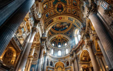 Papa Francesco osserva i restauri nella basilica di San Pietro