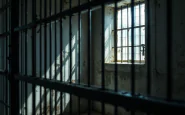 Un ex sindaco di Roma con espressione pensierosa in carcere