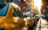 Taxi in sciopero a Milano con cartelli di protesta