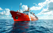 Immagine di soccorso in mare con equipaggio in azione