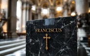 Tomba di Papa Francesco con fiori e candele