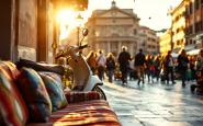 Un uomo che trasporta un divano su un monopattino a Roma