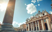 Papa Francesco accoglie i visitatori nella Basilica di San Pietro
