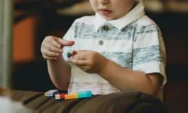 maestre contro bimbo autistico