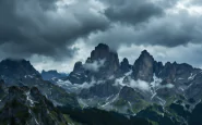 Immagine di maltempo con nuvole scure e fulmini