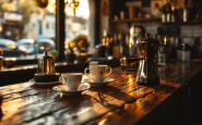 Anna, barista centenaria, sorride dietro al bancone