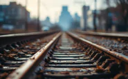 Pas­seggeri scendono da un treno Circumvesuviana in avaria