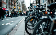 Ciclista in una città con smog e inquinamento atmosferico