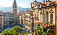 Campo largo a Genova con persone e attività sociali