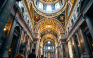 Cerimonia di chiusura nella Cappella Sistina con affreschi