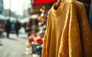 Chiamamifaro indossa una maglia dorata durante un evento