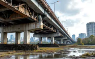 Immagine del crollo del ponte Morandi con dettagli sul disastro