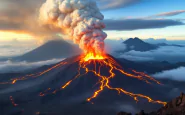 Eruzione vulcanica sull'Etna con esplosioni e lava