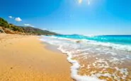 Sole splendente su una spiaggia italiana durante l'estate