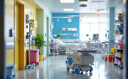 Francesco Camarda gioca con i bambini all'ospedale Buzzi