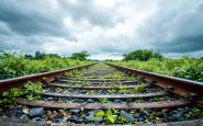 Ragazzini lanciano oggetti sui binari ferroviari