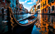 Gondola ribaltata a Venezia con turisti in acqua