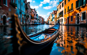 Gondola ribaltata a Venezia con turisti in acqua