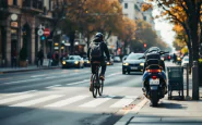 Ciclisti e monopattinisti in pericolo sulle strade italiane
