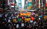 Manifestazione per Gaza con bandiere e cartelli di protesta