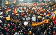 Persone in strada durante la manifestazione per Gaza