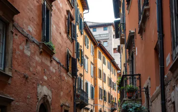 Uomo trovato morto in casa a Bologna durante indagini