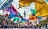 Manifestanti in conflitto durante il corteo a Milano