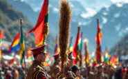 Sfilata degli alpini a Biella con bandiere e uniformi