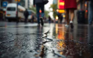 Pedoni in sicurezza su una strada urbana